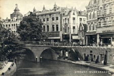 604471 Gezicht op de Bakkerbrug over de Oudegracht te Utrecht met in het midden het Warenhuis Hema (Oudegracht 137) en ...